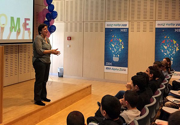 מזי גלאור, סמנכ"לית השיווק של יבמ ישראל, מרצה בפני תלמידים במסגרת אירועי שבוע המהנדס של החברה