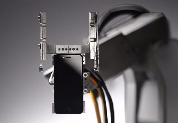 ליאם לוקח את ה-iPhone...