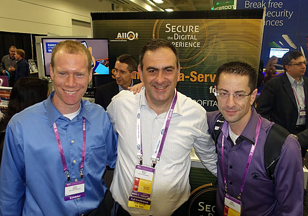 נצפו בביתן של Allot הישראלית: מימין - אריה שלם, מנהל אבטחת המידע של פרטנר, שהרצה בכנס; משה אליאס, מנהל שיווק מוצר ב-Allot; ויניב שולקס, מנהל שיווק AVP ב-Allot