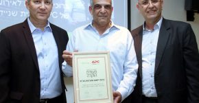 מימין: פיליפ ברמי, מנכ"ל שניידר אלקטריק; מאיר בן צור, מנכ"ל בינת יישום מערכות; ודורון קרופמן, מנהל הפעילות העסקית של APC מבית שניידר אלקטריק