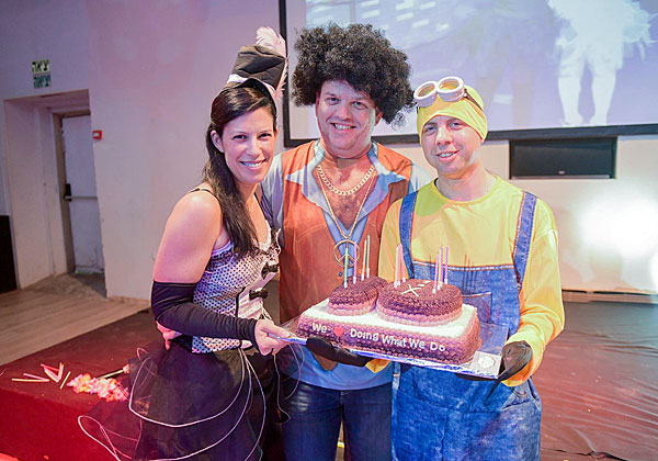 עם העוגה, מימין: רועי רוזנבלום, חיים הלפרן ושני אנקוריון