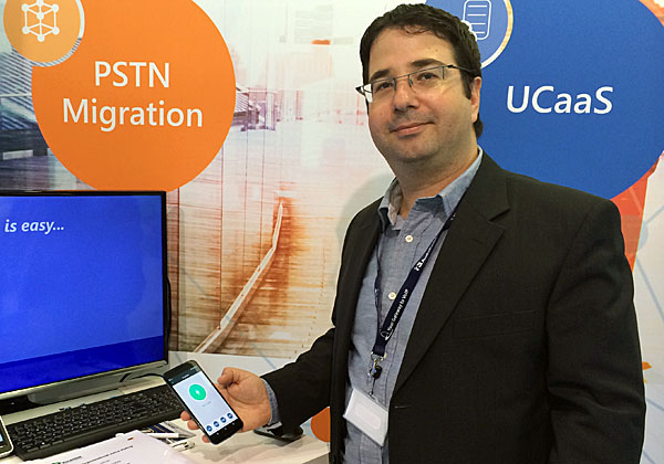 אייל זך, סמנכ"ל פיתוח עסקי באודיוקודס, עם האפליקציה