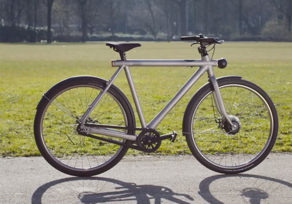 רכיבה על אופניים ללא מגע יד אדם - רק במתיחת ה-1 באפריל של גוגל. צילום מסך מתוך הסרטון