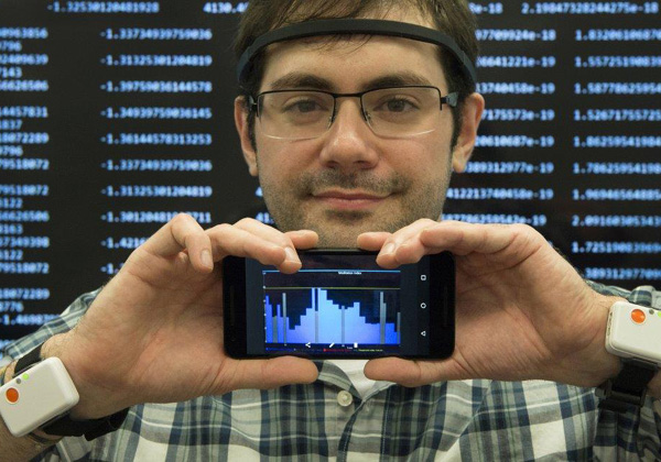 אריק קלארק, מדען המידע של יבמ, מדגים את המחשוב הלביש שיסייע לנטר ולנצח נתונים ביולוגיים למציאת פתרון למחלת הפרקינסון