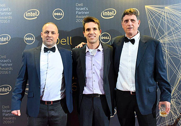 אלדר רטר, מנכ"ל X-Globe, מקבל את פרס שותף האחסון המצטיין. יחד איתו על הבמה: שלומי קוארטלר, מנכ"ל דל ישראל, ואבי אליאס, מנהל מכירות ושירות ב-דל ישראל