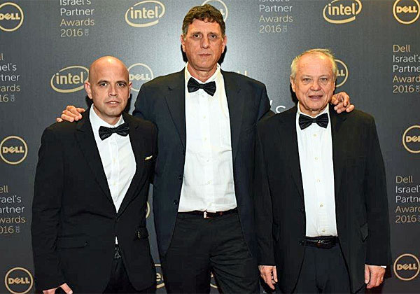 אפי אהרון, יו"ר Media Tech, ואיתי אהרון, מנכ"ל החברה, מקבלים את פרס שותף ה-OEM המצטיין. יחד איתם על הבימה: שלומי קוארטלר, מנכ"ל דל ישראל