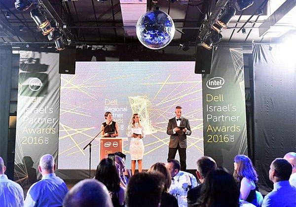 מנחי האירוע, כולם אנשי דל ישראל: יעל איזנשטיין, מנהלת מכירות; מורן נחתומי, ניהול מכירות פנים; ושמוליק שלום, מנהל מכירות לקוחות גלובליים