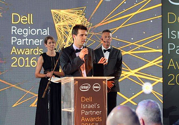 אלדר רטר, מנכ"ל X-Globe, מקבל את פרס שותף האחסון המצטיין
