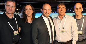 מימין: שחר בר אור, מנכ"ל סנדיסק ישראל ויו"ר ועדת החינוך ב-IATI; רא"ל (מיל') גבי אשכנזי, יו"ר קרן רש"י; שר החינוך, נפתלי בנט; קרין מאיר רובינשטין, מנכ"לית IATI; וארז צור, יו"ר משותף של IATI