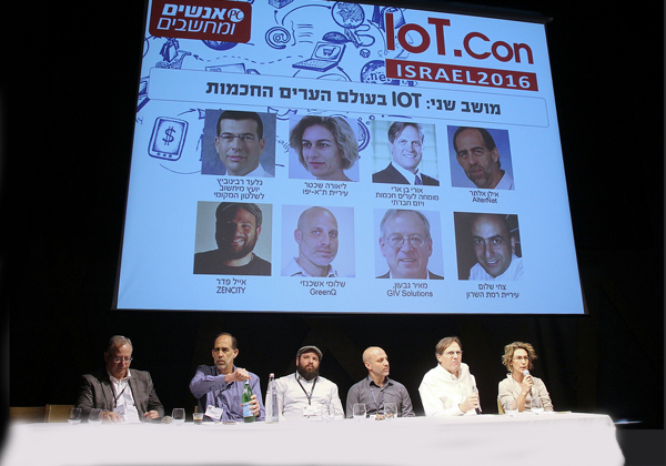 מימין לשמאל: ליאורה שכטר, מנהלת מערכות המידע של עיריית תל אביב; אורי בן ארי, מומחה לערים חכמות ויזם חברתי; שלומי אשכנזי, מנכ"ל, GreenQ; אייל פדר, מנכ"ל, ZenCity; אילן אלתר, מנכ"ל אלתרנט; ומאיר גבעון, מנכ"ל Giv solutions. צילום: ניב קנטור