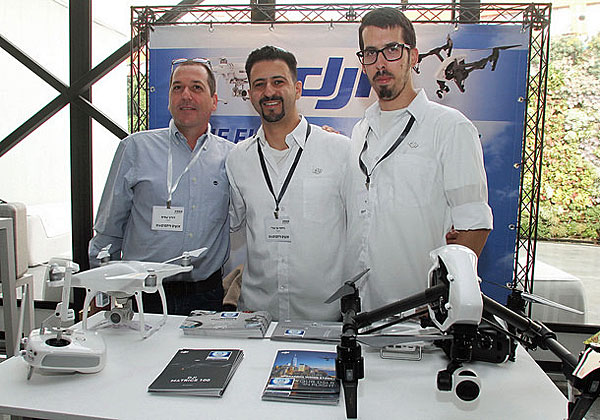 אנשי Hobbiz, אור בראון (מימין), ניתאי בן עזרי ודורון עסיס, בביתן החברה בכנס