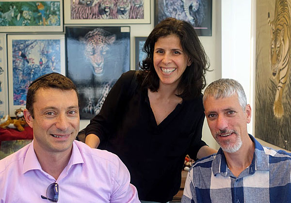 באו לבקר במאורת הנמר: אנשי NessPRO - דוד ביסמוט, מנהל תחום הסייבר (מימין); עמית ארמוזה, מנהל חטיבת פתרונות ניהול; ושירה לוי-מכנס, מנהלת השיווק