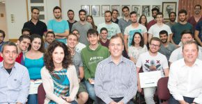 פרופ יוסי רוזנוקס, דיקן הפקולטה להנדסה באוניברסיטת תל אביב; ד"ר עמי אפלבום, נשיא KLA-Tencor ישראל; רחל עשת, מנהלת משאבי אנוש בחברה; פרופ' עדי אריה, ראש בית הספר להנדסת חשמל באוניברסיטה; והסטודנטים. צילום: יח"צ