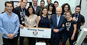 הנשיא לשעבר, שמעון פרס, קלאס נוימן, סגן נשיא בכיר וראש המעבדות בסאפ, וחברי הקבוצה הזוכה. צילום: מורן לוי