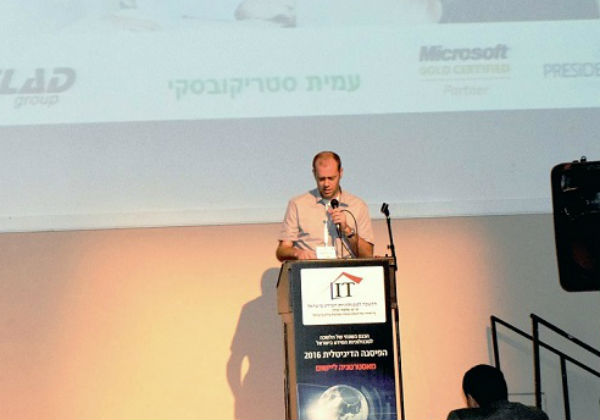  עמית סטריקובסקי, מנהל presale חטיבת התוכנה באלעד מערכות, מעביר הרצאה על "לפגוש את הלקוח במגרש העסקי שלו". צילום: ניב קנטור 