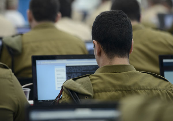 הרבה מחשבים ומכשירים עברו עד שצה"ל הגיע למחשבים שיש בו כיום. צילום: דובר צה"ל