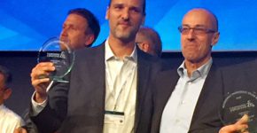 אומברטו ארצ'נגלי, מנהל פתרונות ערך בדאסו סיסטמס לאזור Euromed, מעניק את הפרס לשמוליק קידר, מנכ"ל אדקום