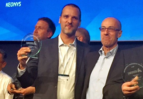אומברטו ארצ'נגלי, מנהל פתרונות ערך בדאסו סיסטמס לאזור Euromed, מעניק את הפרס לשמוליק קידר, מנכ"ל אדקום