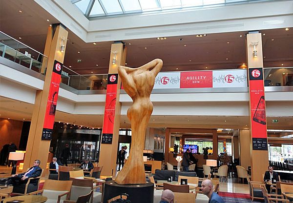 עם F5 במלון בווינה. צילום: פלי הנמר