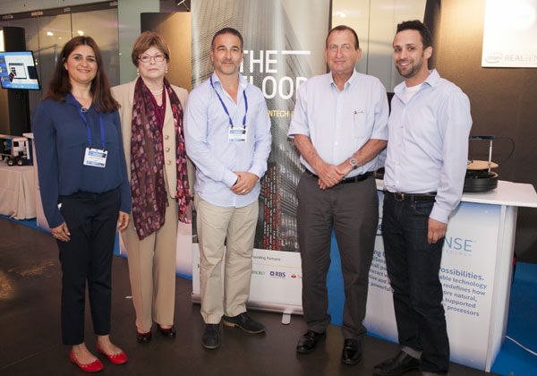 מימין לשמאל: רועי רמון, מנהל מאיץ הסטארט-אפים של אינטל ישראל; רון חולדאי, ראש עיריית תל אביב; גיל דבורה, אחד מיזמי The Floor - מרכז חדשנות פינטק ישראלי, מקסין פסברג, מנכ"לית אינטל ישראל; ושרון פוטרמן, מנהלת פיתוח עסקי של תחום האינטרנט של הדברים באינטל ישראל. צילום: רועי שפרניק