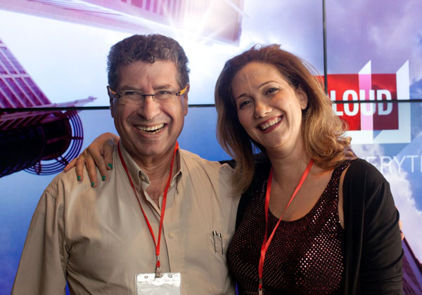 מימין: שרי צוק, מנהלת אגף המערכות של אורקל ישראל, ויוסי קרן, סמנכ"ל מנהל רכש, לוגיסטיקה ותקשורת במגדל