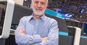 בני לנדא, יו"ר מעבדות לנדא, ליד המכונה החדשה של החברה