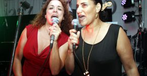 על הבמה: חגית קדם, מפיקת האירוע מטעם אנשים ומחשבים; וסיגל אליאס, מנהלת השיווק של Arrow ECS ישראל