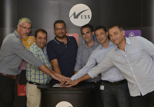 טקס חתימת ההסכם בין NessPRO ל-Cronus ו-MadSec Security. מימין לשמאל: שמואל פניג'ל, מנהל מוצר Cronus ב-NessPRO; דוד ביסמוט, מנהל תחום סייבר ופתרונות ניהול ב-NessPRO; ניר אמקאייס, סמנכ"ל שיווק ומכירות ב-MadSec; אבי מגיד, סמנכ"ל בכיר למכירות בינלאומיות ב-Cronus; דדי דבורסקי, מנהל NessPRO; עמית ארמוזה, מנהל חטיבת פתרונות ניהול ב-NessPRO