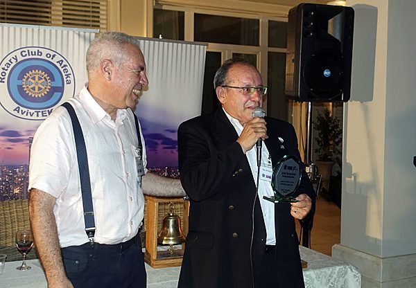 מימין: אילן זורמן, הנשיא היוצא של מועדון רוטרי אפקה אביבטק, ומחליפו, אלון ברנע