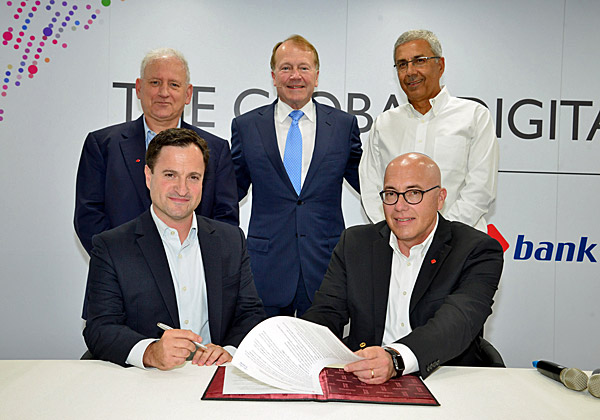 יושבים: מימין - אבי כוכבא, הממונה על חטיבת החדשנות בבנק הפועלים; ואורן שגיא, מנכ"ל סיסקו ישראל. עומדים: מימין - ציון קינן, מנכ"ל הבנק; ג'ון צ'יימברס, יו"ר סיסקו העולמית; ויאיר סרוסי, יו"ר הבנק. צילום: יח"צ בנק הפועלים