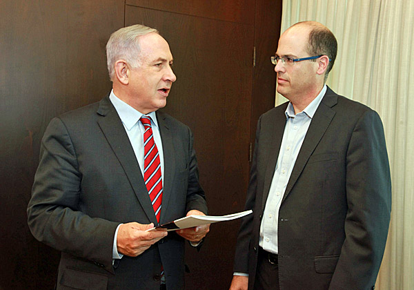 המדען הראשי ויו"ר רשות החדשנות, אבי חסון, מגיש את הדו"ח לראש הממשלה, בנימין נתניהו. צילום: יוסי זמיר