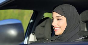 אישה סעודית נוהגת - למרות האיסור. צילום: BigStock