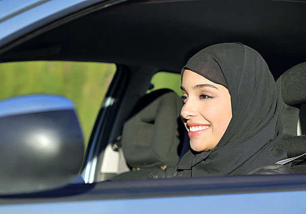 אישה סעודית נוהגת - למרות האיסור. צילום: BigStock