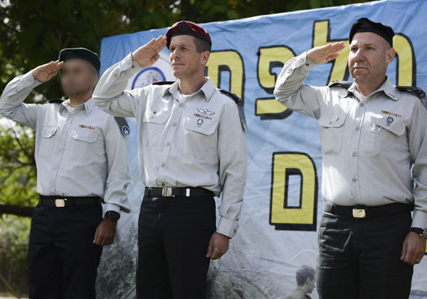 מימין: תא''ל דני ברן, ראש חטיבת ההגנה היוצא; אלוף נדב פדן, ראש אגף התקשוב החדש; ות"אל נ', ראש החטיבה החדש. צילום: דובר צה"ל