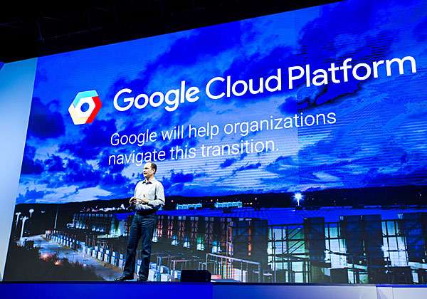 קארל שכטר, סגן נשיא גוגל, מציג את חזון הענן של גוגל על הבמה בתל אביב