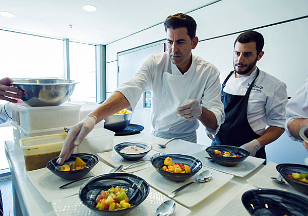 השף משה שגב מבשל בכנס ללקוחות הענן של גוגל