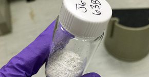 החוקרים של יבמ עם החומר המדובר. צילום: יח"צ