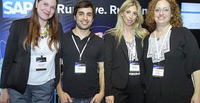 צוות סאפ ישראל. מימין: נורית אלחדד קורן, מנהלת השיווק; שרון בן ארי, מנהלת השותפים העסקיים ומנהלת מכירות הפתרונות לניהול ההון האנושי; אורן אגמי, מפיק מדיה; ואנסטסיה נובל, מנהלת מערך תפעול המכירות