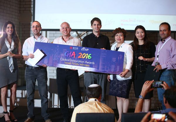 מימין לשמאל: איתי אור, Aerial Guard; יאיר שפירא, NiniSpeech; ואורי זליכוב, Boomerang, מחזיקים את השלט. משמאל: הילה גולדמן, מנכ"לית DIAcardio, יחד עם השותפים בקרן JVP וחברת Shengjing