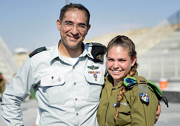 האב והבת הנרגשים: קצין קשר ותקשוב ראשי, תא"ל נתי כהן, והקצינה החדשה בחיל, סג"מ רותם כהן