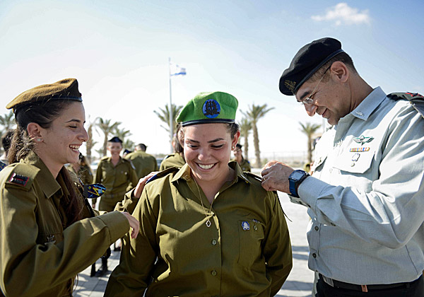 סג"מ רותם כהן מקבלת את דרגות הקצונה
