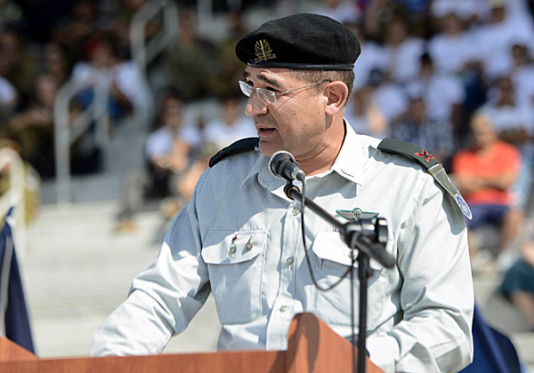 קצין קשר ותקשוב ראשי, תא"ל נתי כהן, מברך את הקצינים החדשים בחיל - כולל את בתו