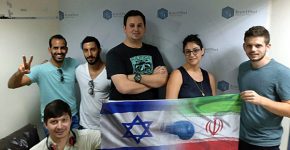 צוות המובייל של CodeOasis בחדר הבריחה בהרצליה עם דגלי ישראל ואיראן