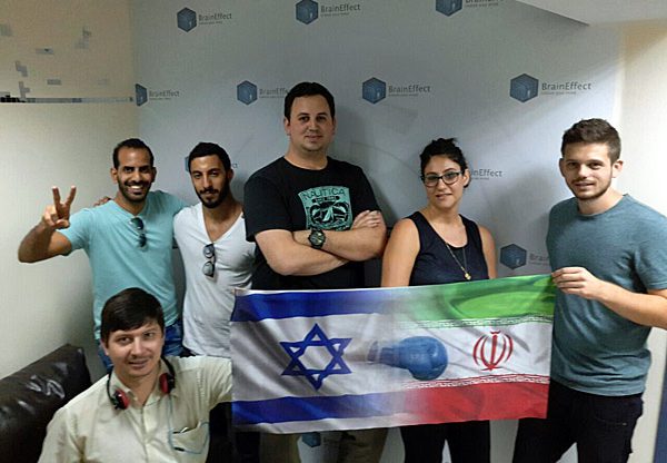 צוות המובייל של CodeOasis בחדר הבריחה בהרצליה עם דגלי ישראל ואיראן