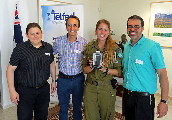 מימין: דורון קליין, מנכ"ל Telfed; אחת החיילות הבודדות; דייב שארמה, שגריר אוסטרליה בישראל; ותומר נורי, מנהל הטכנולוגיות הראשי של תים