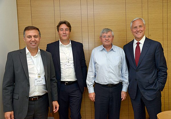 מימין: בוב ביצ'אמפ, נשיא ומנכ"ל BMC העולמית; יוסי שנק, סמנכ"ל הטכנולוגיות והתקשוב של חברת החשמל; רובין וורביט, סגן נשיא לאזור EMEA ב-BMC; ויורם אלול, מנהל פעילות ישראל ב-BMC