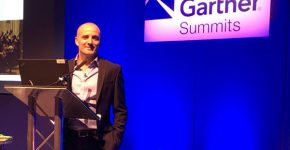 שי גוטמן, סמנכ"ל הטכנולוגיות והדיגיטל של חברת השילוח והלוגיסטיקה O.P.S.I, על הבמה באירוע של גרטנר בברלין