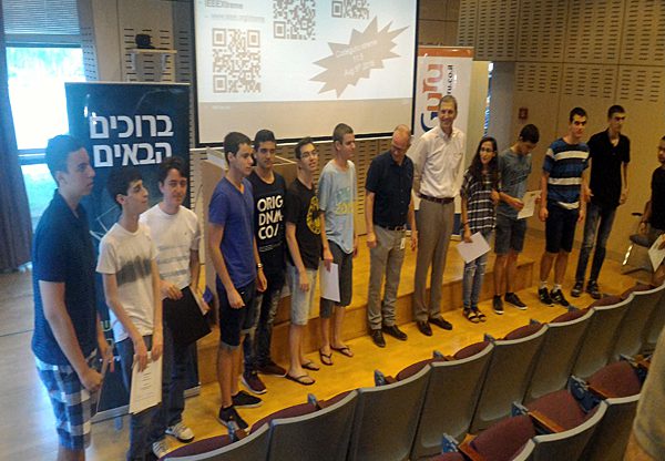 זוכי תחרויות קודגורו עם ריק קפלן, מנכ"ל יבמ ישראל (חמישי מימין), וד"ר עודד מרגלית, הטכנולוג הראשי של מרכז המצוינות להגנת הסייבר של החברה בבאר שבע (שישי מימין)