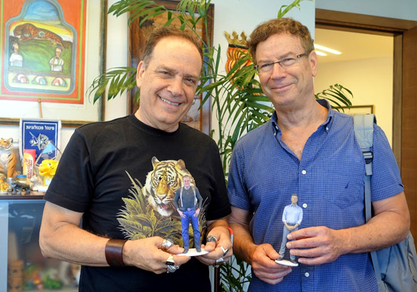 מימין: גדי סוקניק ופלי הנמר - כל אחד מהם אוחז בפסלון האישי שלו