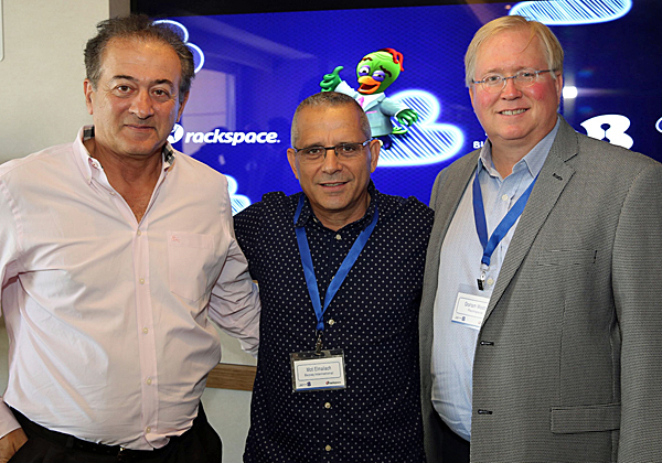 מימין: גרהאם ווסטון, יו"ר ומייסד Rackspace; מוטי אלמליח, מנכ"ל בזק בינלאומי; ואלכס פינצ'ב, סמנכ"ל בכיר ונשיא מכירות ושיווק גלובלי ב-Rackspace